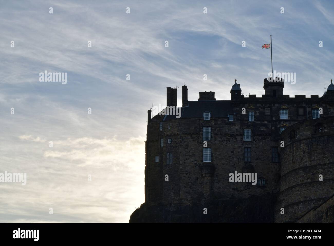 Edinburgh, Écosse, Royaume-Uni, 16 septembre 2022. Château d'Édimbourg avec le drapeau en Berne pour marquer la mort récente sa Majesté la reine Elizabeth II. Crédit Banque D'Images