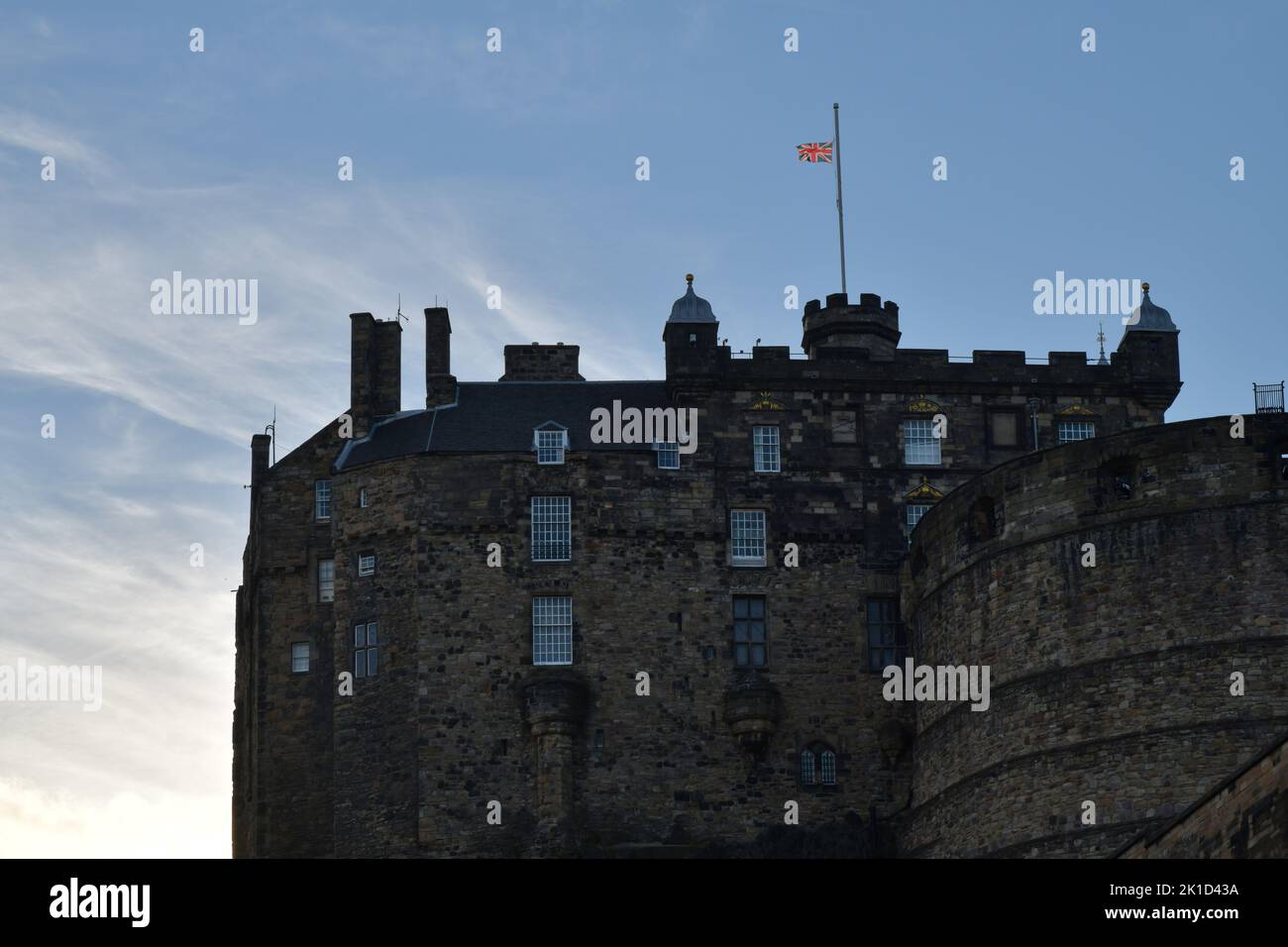 Edinburgh, Écosse, Royaume-Uni, 16 septembre 2022. Château d'Édimbourg avec le drapeau en Berne pour marquer la mort récente sa Majesté la reine Elizabeth II. Crédit Banque D'Images