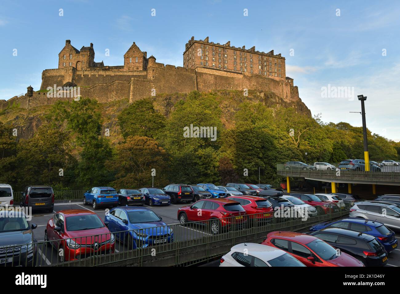 Edinburgh, Écosse, Royaume-Uni, 16 septembre 2022. Vue générale de la partie voiture NCP à Castle Terrace en direction du château d'Édimbourg. Crédit sst/alay live Banque D'Images