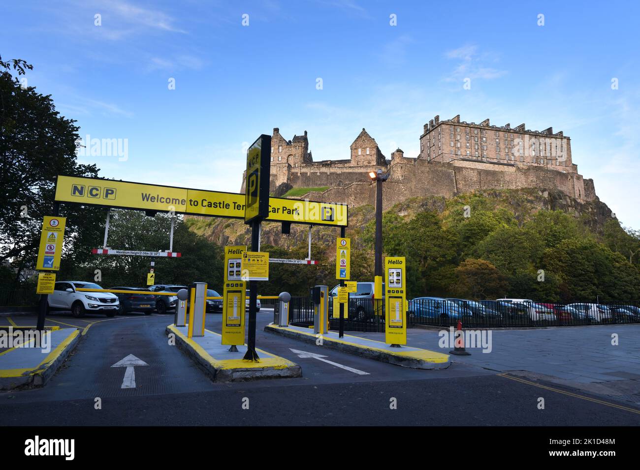 Edinburgh, Écosse, Royaume-Uni, 16 septembre 2022. Vue générale de la partie voiture NCP à Castle Terrace en direction du château d'Édimbourg. Crédit sst/alay live Banque D'Images