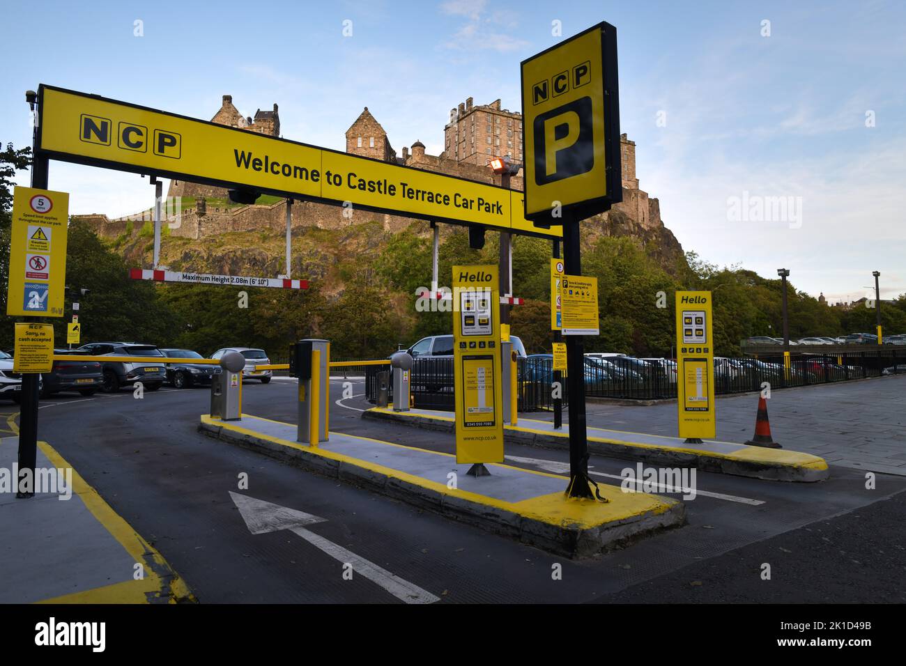 Edinburgh, Écosse, Royaume-Uni, 16 septembre 2022. Vue générale de la partie voiture NCP à Castle Terrace en direction du château d'Édimbourg. Crédit sst/alay live Banque D'Images