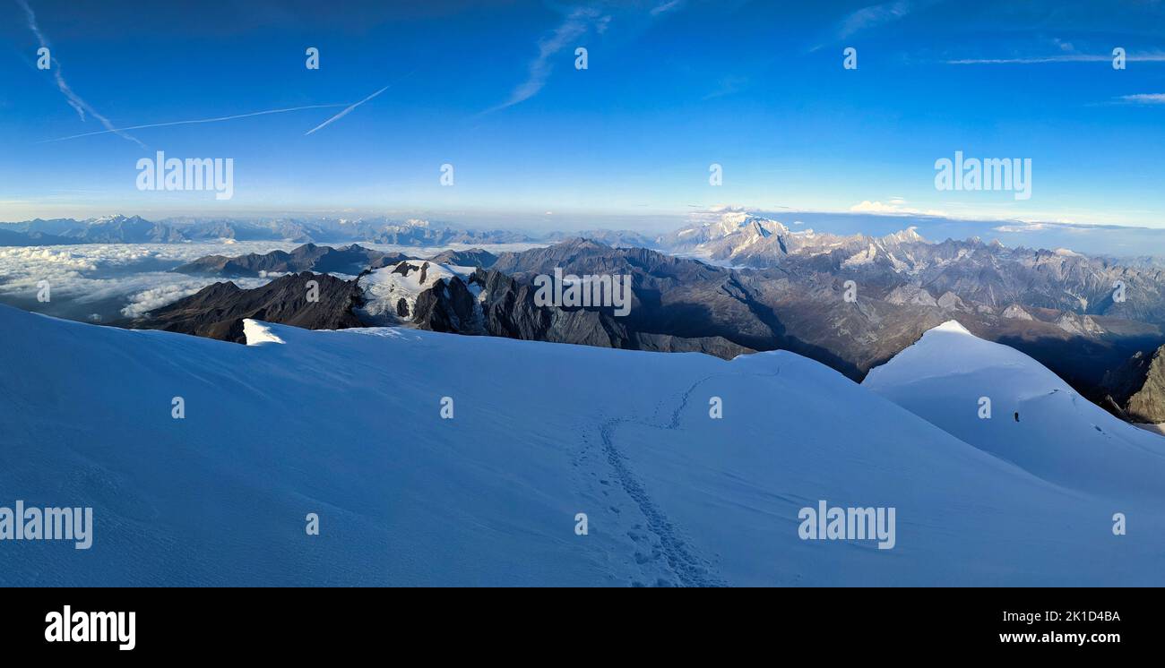 Ascension du sommet entre le combin de valsorey et le combin de Grafeneire sur le grand massif du combin. promenez-vous sur les glaciers Banque D'Images