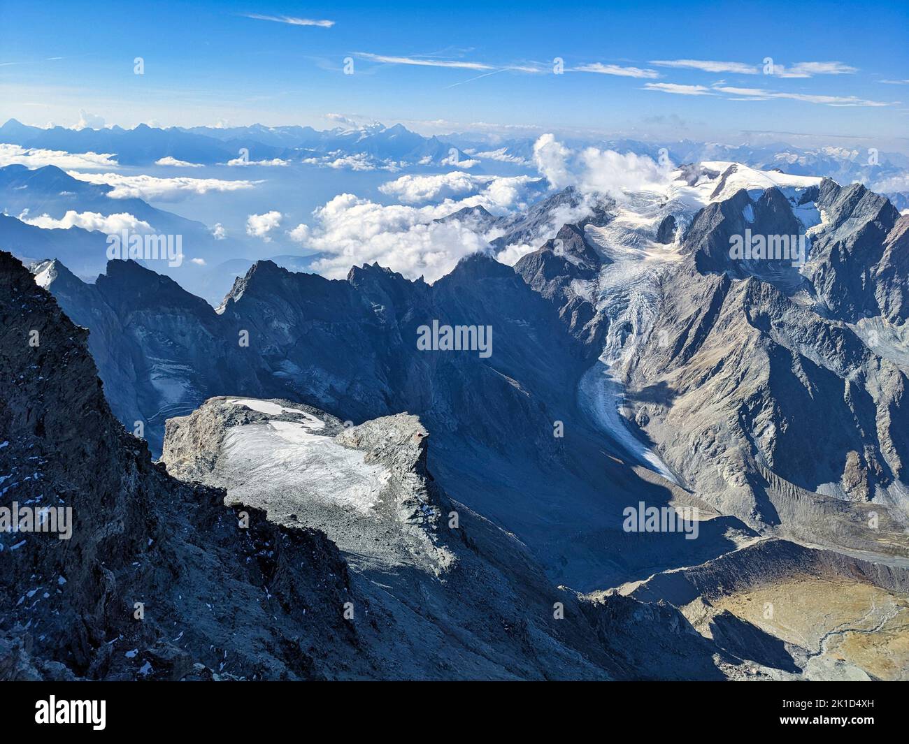 Alpinisme sur le Grand Combin. Vue magnifique au sommet avec de nombreux glaciers et montagnes. Banque D'Images