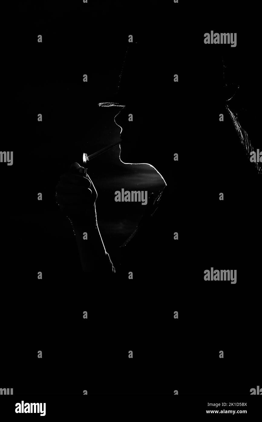 silhouette fille avec chapeau et fumée Banque D'Images