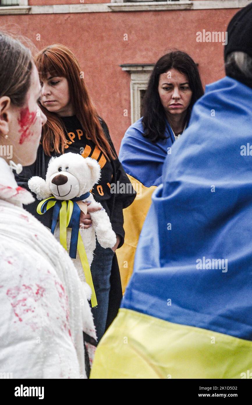 Varsovie, Pologne. 17th septembre 2022. Une manifestation pour le Medic ukrainien MARYANA MAMONOVA a eu lieu à la place Zamkowy, dans le centre de Varsovie. Maryna est un prisonnier de guerre et a été prise en avril par les Russes de Marioupol. Elle doit accoucher tous les jours. Les Ukrainiens craignent que son enfant ne soit pris par les autorités russes avant d'être échangé. Elle est détenue à la prison d'Olenivka, dans l'extrême-sud-est de l'Ukraine occupée par les Russes. (Credit image: © Bianca Otero/ZUMA Press Wire) Credit: ZUMA Press, Inc./Alamy Live News Banque D'Images