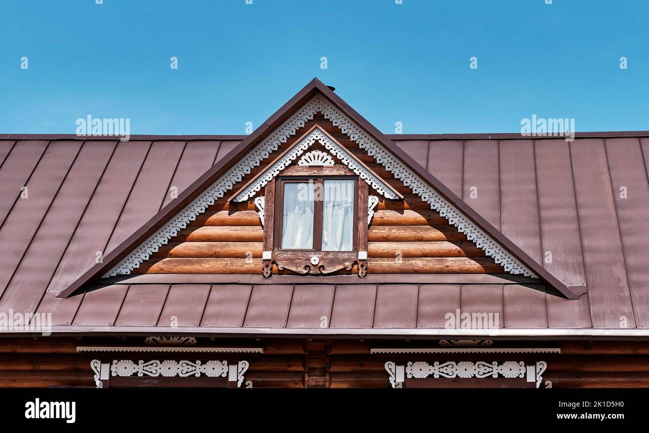 Façade de dortoirs sur le toit de la maison rurale à Buryatia. Archifraves en bois sculpté. Banque D'Images