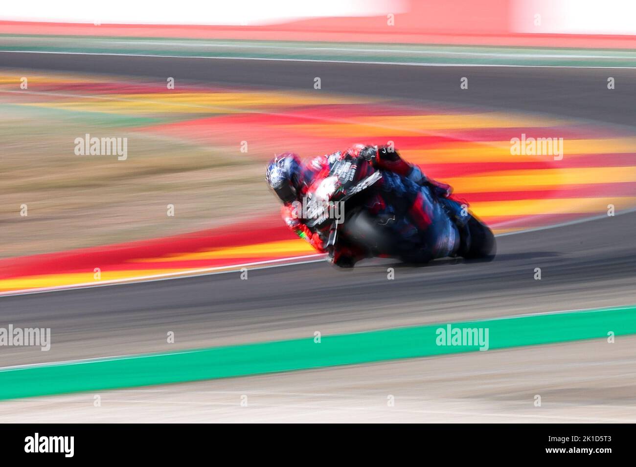 Maverick Vinales d'Espagne de l'équipe de course d'Aprilia avec Aprilia pendant la pratique libre de MotoGP Gran Premio Animoca Brands de Aragon au circuit d'Aragon de Motorland à Alcaniz, Espagne. Banque D'Images