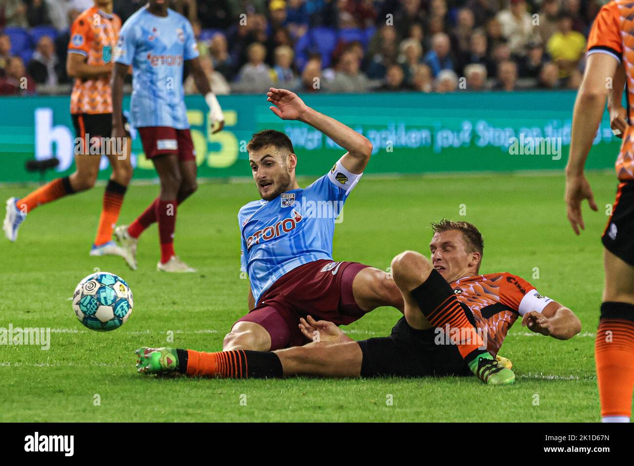 ARNHEM, PAYS-BAS - SEPTEMBRE 17: Damon Mirani du FC Volendam, Matus Bero de vitesse pendant le match hollandais entre vitesse et FC Volendam au Gelredome sur 17 septembre 2022 à Arnhem, pays-Bas (photo de Ben gal/Orange Pictures) Credit: Orange pics BV/Alay Live News Banque D'Images