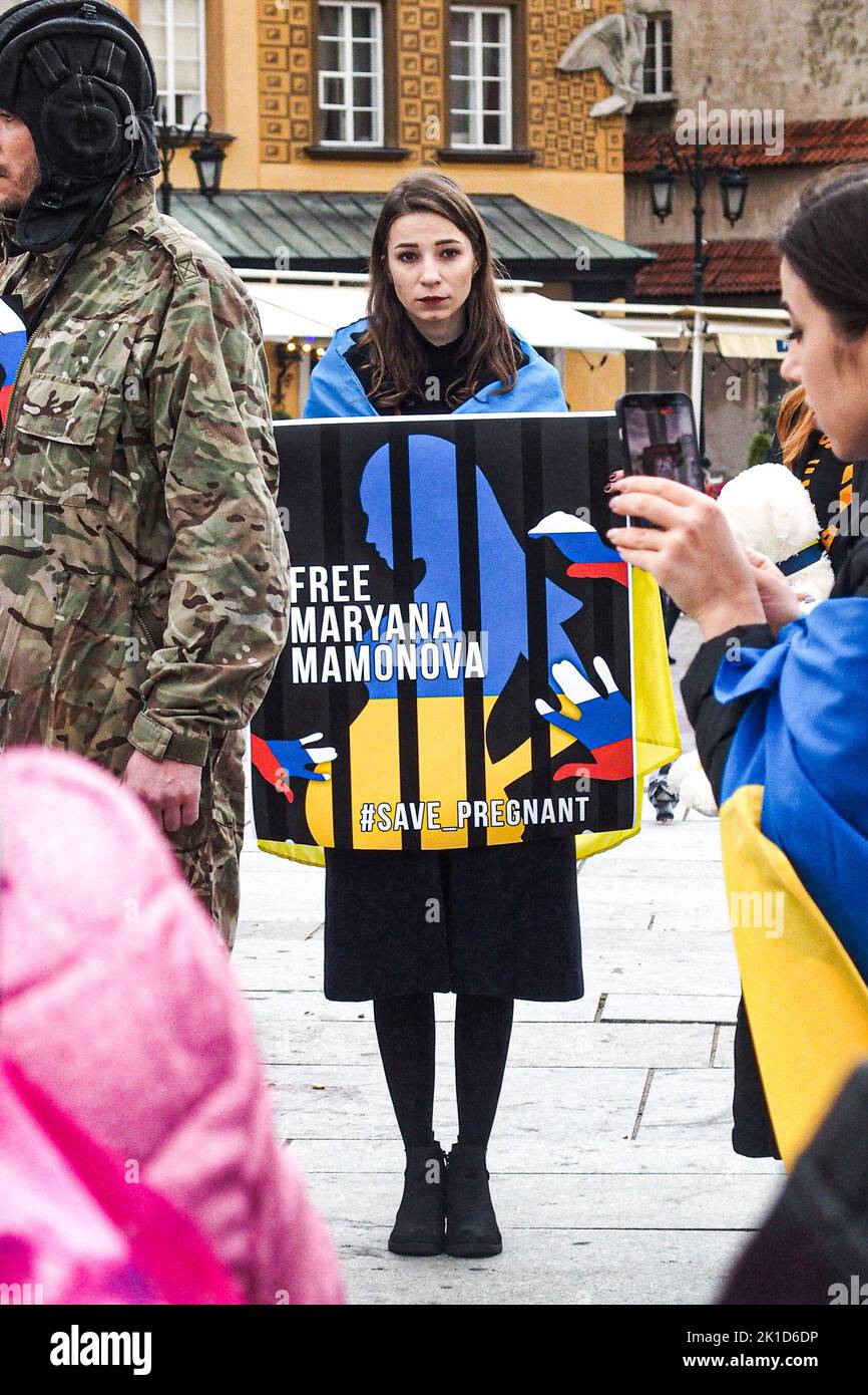 Varsovie, Pologne. 17th septembre 2022. Une manifestation pour le Medic ukrainien MARYANA MAMONOVA a eu lieu à la place Zamkowy, dans le centre de Varsovie. Maryna est un prisonnier de guerre et a été prise en avril par les Russes de Marioupol. Elle doit accoucher tous les jours. Les Ukrainiens craignent que son enfant ne soit pris par les autorités russes avant d'être échangé. Elle est détenue à la prison d'Olenivka, dans l'extrême-sud-est de l'Ukraine occupée par les Russes. (Credit image: © Bianca Otero/ZUMA Press Wire) Credit: ZUMA Press, Inc./Alamy Live News Banque D'Images