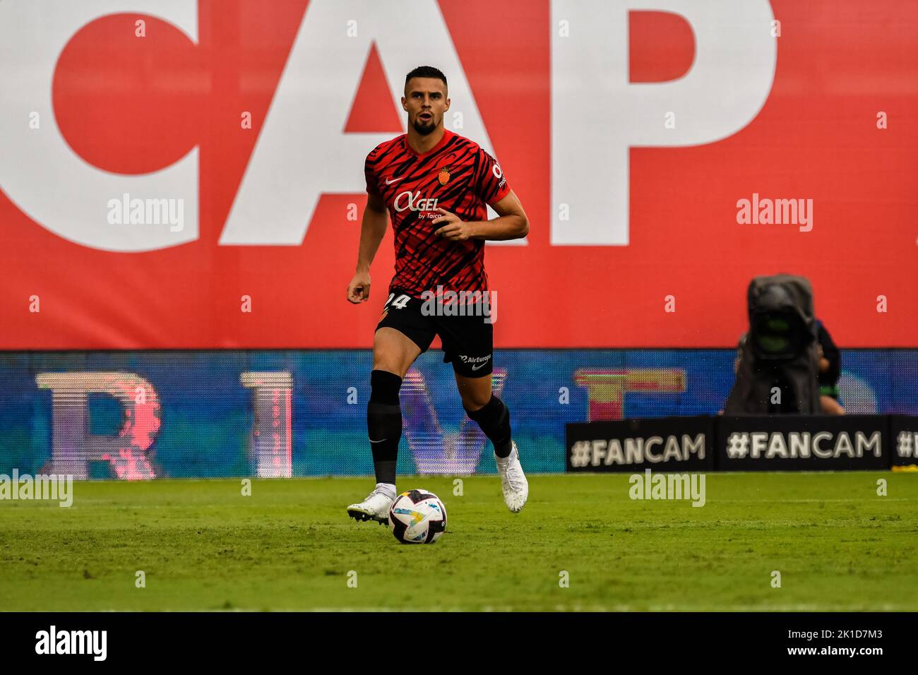 MALLORCA, ESPAGNE - SEPTEMBRE 17: Martin Valjent du RCD Mallorca conduit le ballon pendant le match entre le RCD Mallorca et Almeria CF de la Liga Santander sur 17 septembre 2022 à visiter le stade de Majorque son Moix à Majorque, Espagne. (Photo de Samuel Carreño/PxImages) Banque D'Images