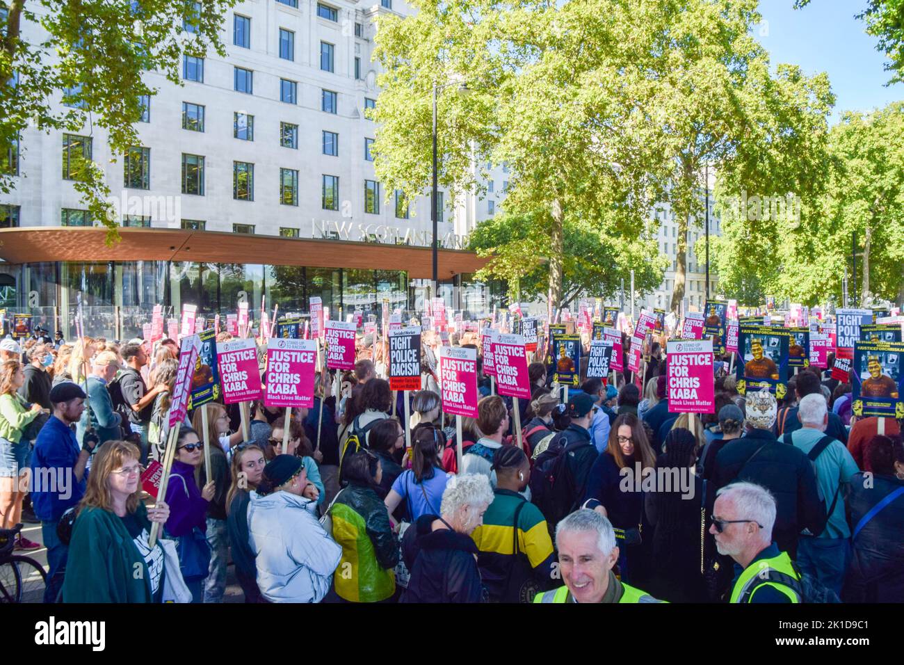 Londres, Royaume-Uni. 17th septembre 2022. Les manifestants tiennent des pancartes « Justice pour Chris Kaba » pendant la manifestation. Des manifestants se sont rassemblés devant New Scotland Yard, le quartier général de la police métropolitaine, pour réclamer justice à Chris Kaba, qui a été tué par balle par la police alors qu'il n'était pas armé. (Photo de Vuk Valcic/SOPA Images/Sipa USA) crédit: SIPA USA/Alay Live News Banque D'Images