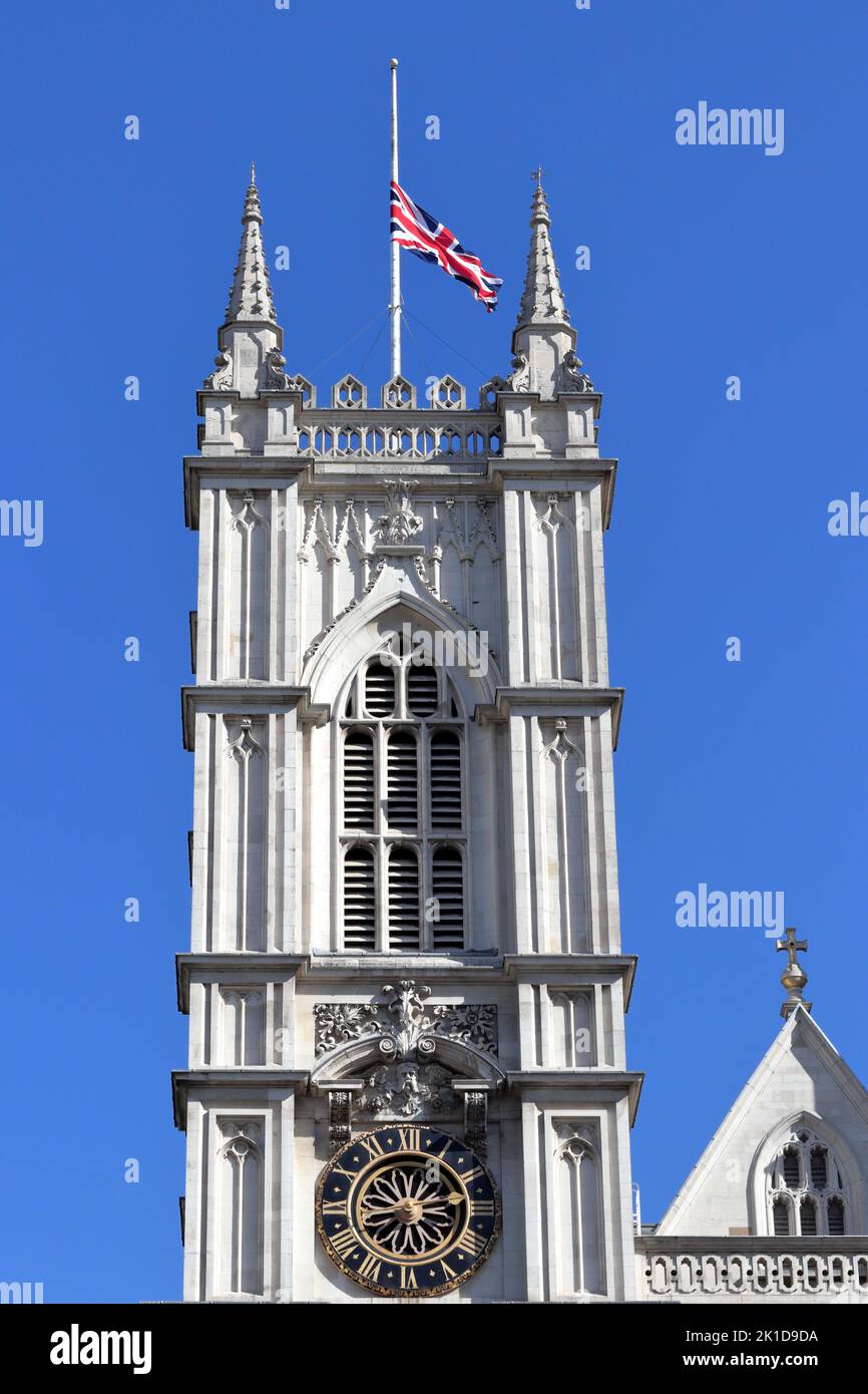 Le drapeau de l'Union vole en Berne sur l'abbaye de Westminster à Londres, au Royaume-Uni Banque D'Images