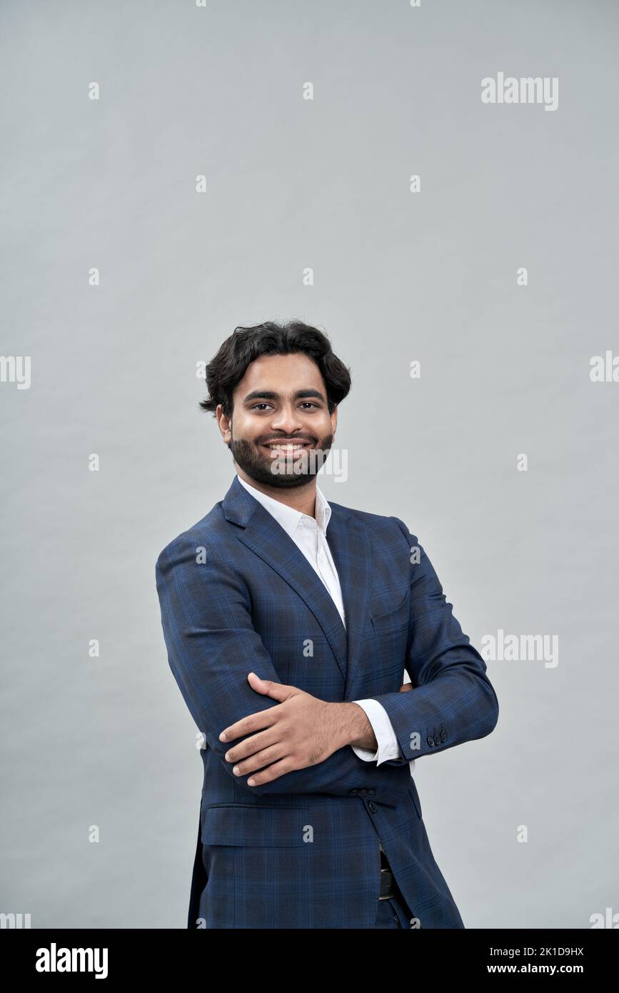Joyeux homme d'affaires arabe indien réussi, vêtu d'un costume, d'un portrait Banque D'Images
