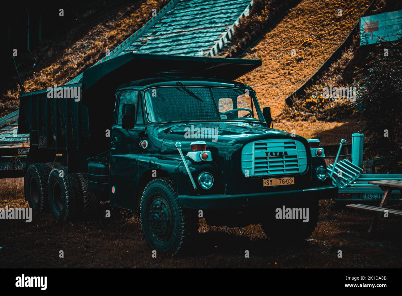 Un gros plan d'une vieille voiture Tatra 148 dans la rue rurale de Pologne, Wroclaw avec un effet bleu Banque D'Images