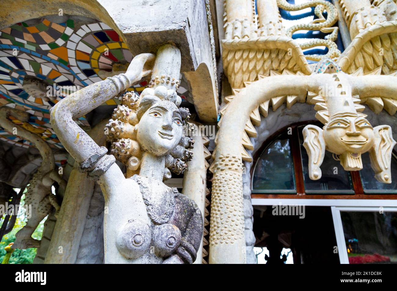 Sculptures en béton et mosaïque décorant la façade de villa au parc Bruno Weber, Dietikon, Suisse Banque D'Images