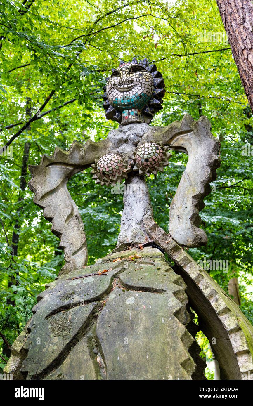 Sculpture de fantaisie en béton recouverte de mosaïque dans l'étang du jardin du parc Bruno Weber, Dietikon, Suisse Banque D'Images