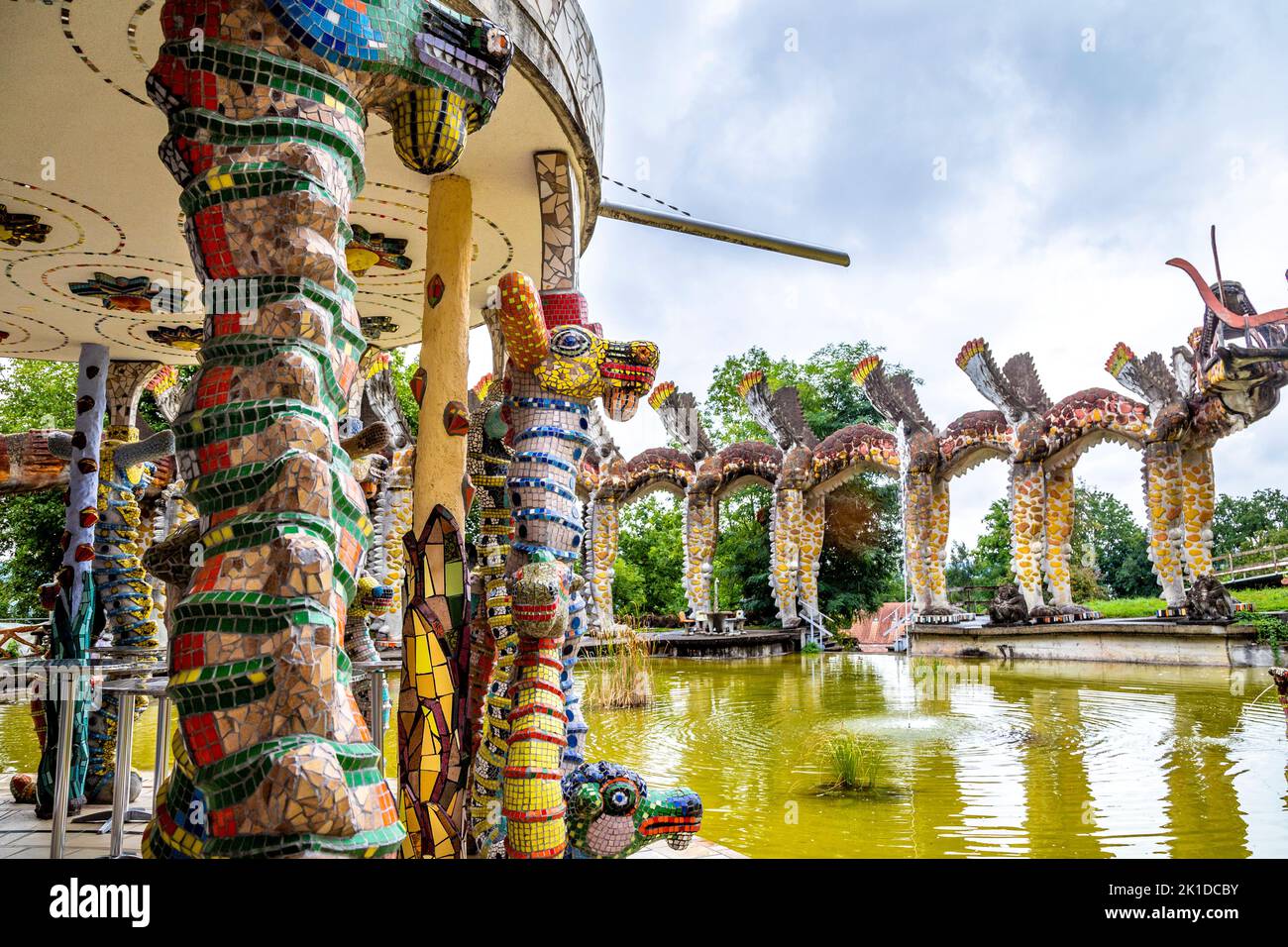 Le jardin aquatique (Wassergarten) avec des sculptures en mosaïque de béton au parc Bruno Weber, Dietikon, Suisse Banque D'Images