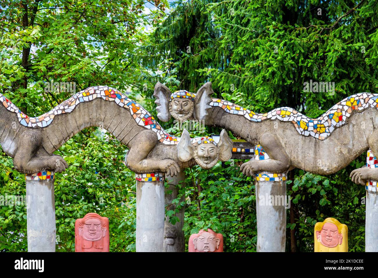 Créatures fantaisie en béton et décorées de mosaïque au parc Bruno Weber, Dietikon, Suisse Banque D'Images