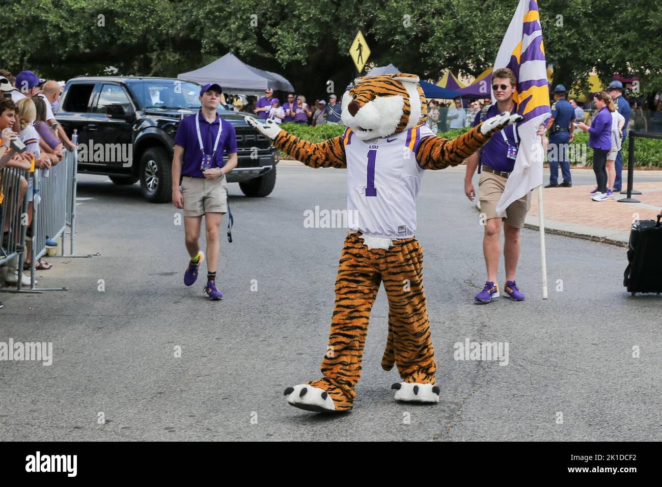 17 septembre 2022: La mascotte du LSU, Mike le tigre, essaie de pomper la foule avant que le groupe ne s'élance sur la colline de la victoire avant l'action du match de football de la NCAA entre les St. Bulldogs du Mississippi et les Tigres du LSU au stade du tigre à Baton Rouge, LA. Jonathan Mailhes/CSM Banque D'Images