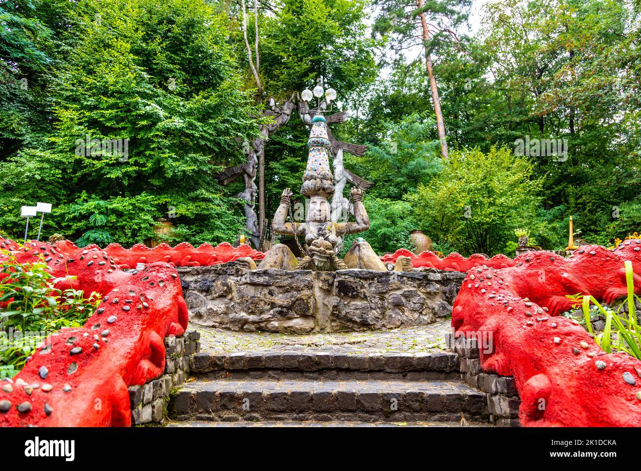Déesse indienne des puits d'eau dans le jardin du parc Bruno Weber, Dietikon, Suisse Banque D'Images