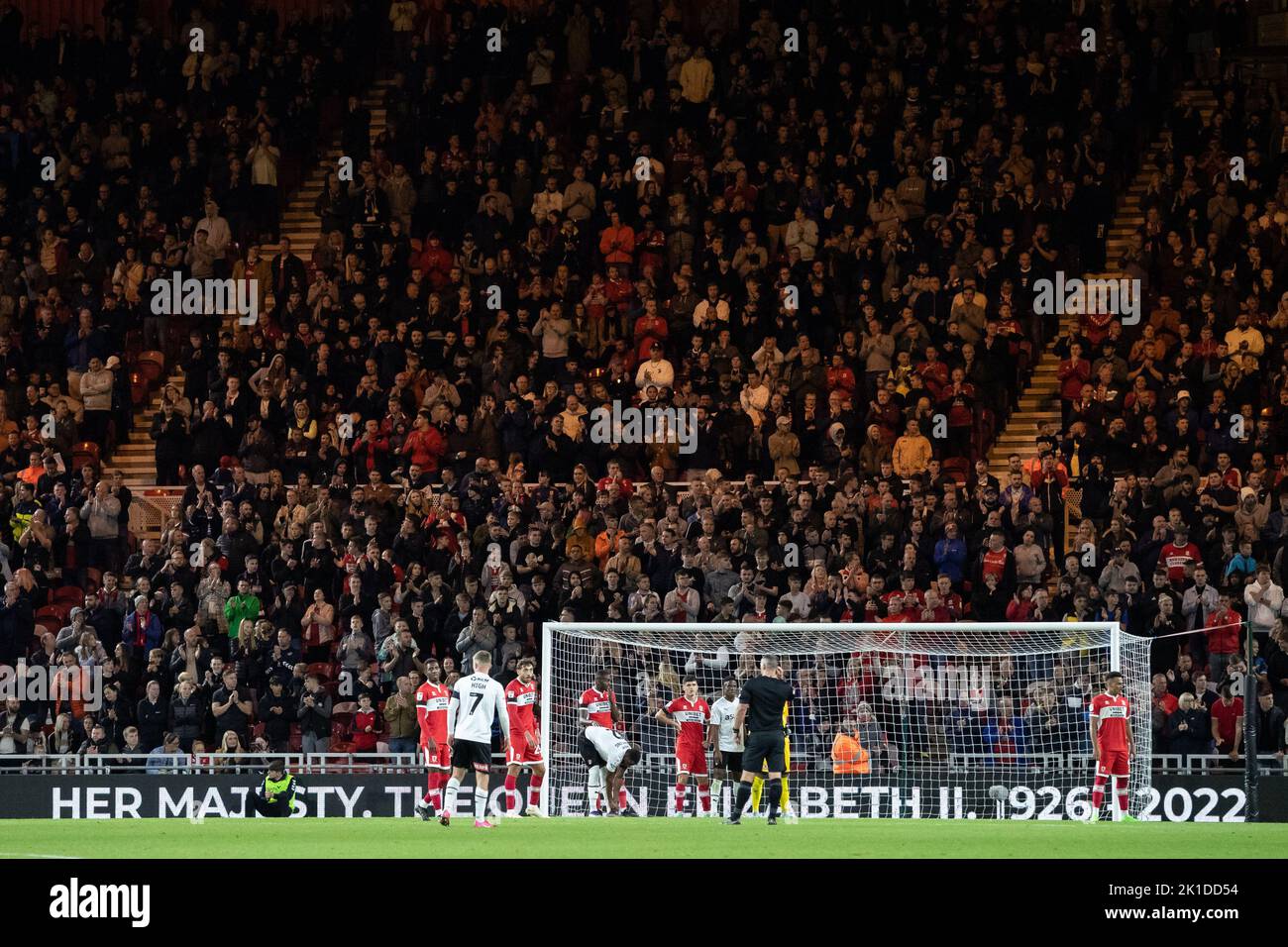 Les joueurs et les fans observent une minute d'applaudissements à la 70th mémoire de sa Majesté la reine Elizabeth II qui est décédée la semaine dernière - Sky Bet Championship Match Middlesbrough vs Rotherham United au stade Riverside, Middlesbrough, Royaume-Uni, 17th septembre 2022 (photo de James Heaton/News Images) Banque D'Images