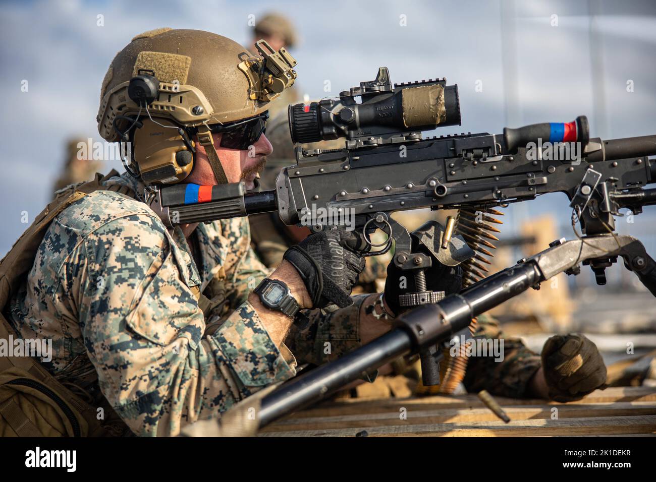 Sergent du corps des Marines des États-Unis Matthew Johnsen un tireur de machines avec l'équipe de Bataillon Landing 2/5, 31st Marine Expeditionary Unit, tire une mitrailleuse M240B lors d'une fusillade sur un pont-feu à bord du navire d'atterrissage amphibie USS Rushmore (LSD 47) dans la mer des Philippines, le 28 août 2022. Les Marines et les marins ont mené une formation sur les armes pour mieux éduquer leurs Marines sur différentes plates-formes d'armes. Le MEU de 31st opère à bord de navires du Groupe amphibie Ready de Tripoli dans la zone d'opérations de la flotte de 7th afin d'améliorer l'interopérabilité avec les alliés et les partenaires et de servir de force de réaction prête pour le désamorçage Banque D'Images