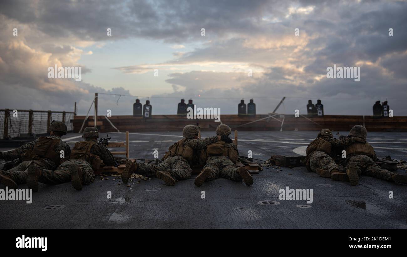 Marines des États-Unis avec l'équipe de Bataillon d'atterrissage 2/5, 31st Marine Expeditionary Unit, tirer une mitrailleuse de M240B lors d'une séance de tir sur un pont-feu à bord du navire d'atterrissage amphibie USS Rushmore (LSD 47) dans la mer des Philippines, le 28 août 2022. Les Marines et les marins ont mené une formation sur les armes pour mieux éduquer leurs Marines sur différentes plates-formes d'armes. Le MEU de 31st opère à bord des navires du Groupe amphibie Ready de Tripoli dans la zone d'opérations de la flotte de 7th pour améliorer l'interopérabilité avec les alliés et les partenaires et servir de force de réaction prête à défendre la paix et la stabilité dans le RE Indo-Pacifique Banque D'Images