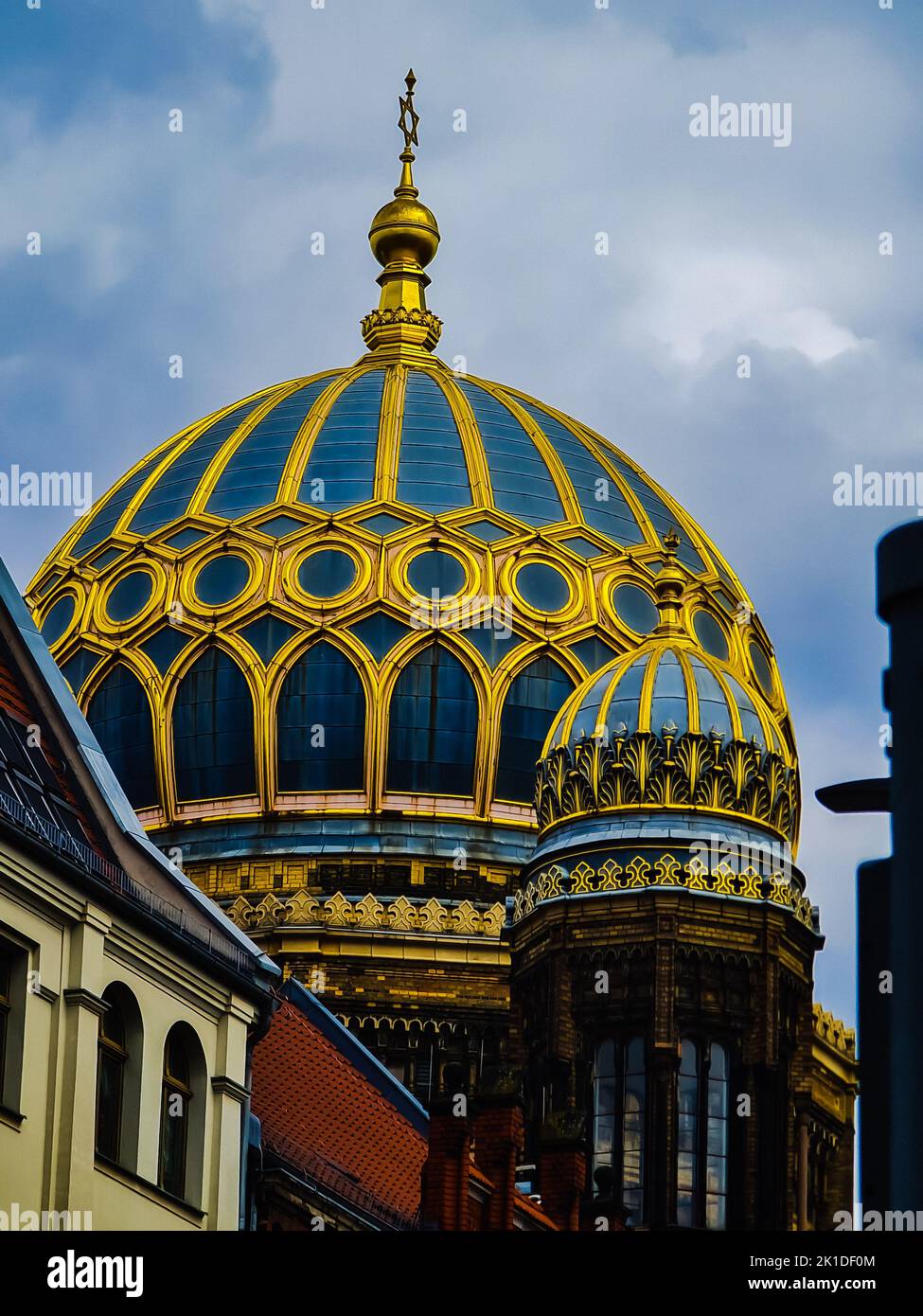 Un cliché vertical de la Nouvelle Synagogue Berlin, Centrum Judaicum sous ciel bleu, Allemagne Banque D'Images