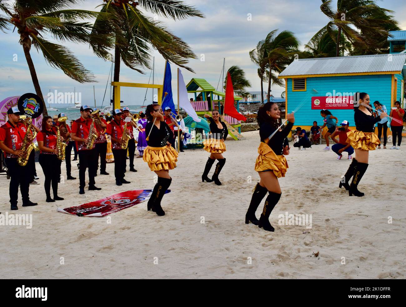 Le Guayabal Latin Band Municipal, d'El Salvador, se présentant avec ses danseurs au parc central de San Pedro, Belize pour Noche Centroamericana. Banque D'Images