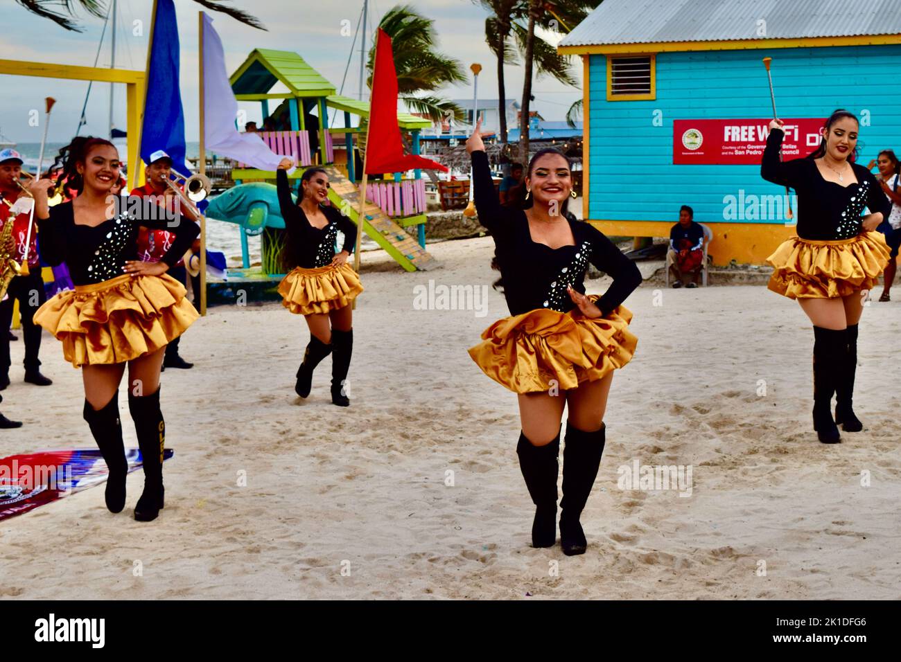 Le Guayabal Latin Band Municipal, d'El Salvador, se présentant avec ses danseurs au parc central de San Pedro, Belize pour Noche Centroamericana. Banque D'Images