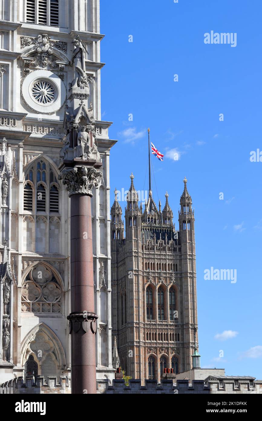 Drapeau de l'Union en Berne sur l'abbaye de Westminster et la tour Victoria à Londres, Royaume-Uni Banque D'Images