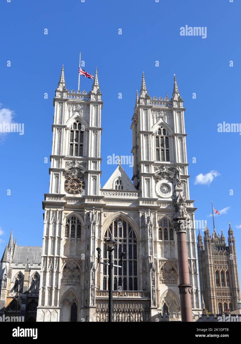 Drapeau de l'Union en Berne sur l'abbaye de Westminster et la tour Victoria à Londres, Royaume-Uni Banque D'Images