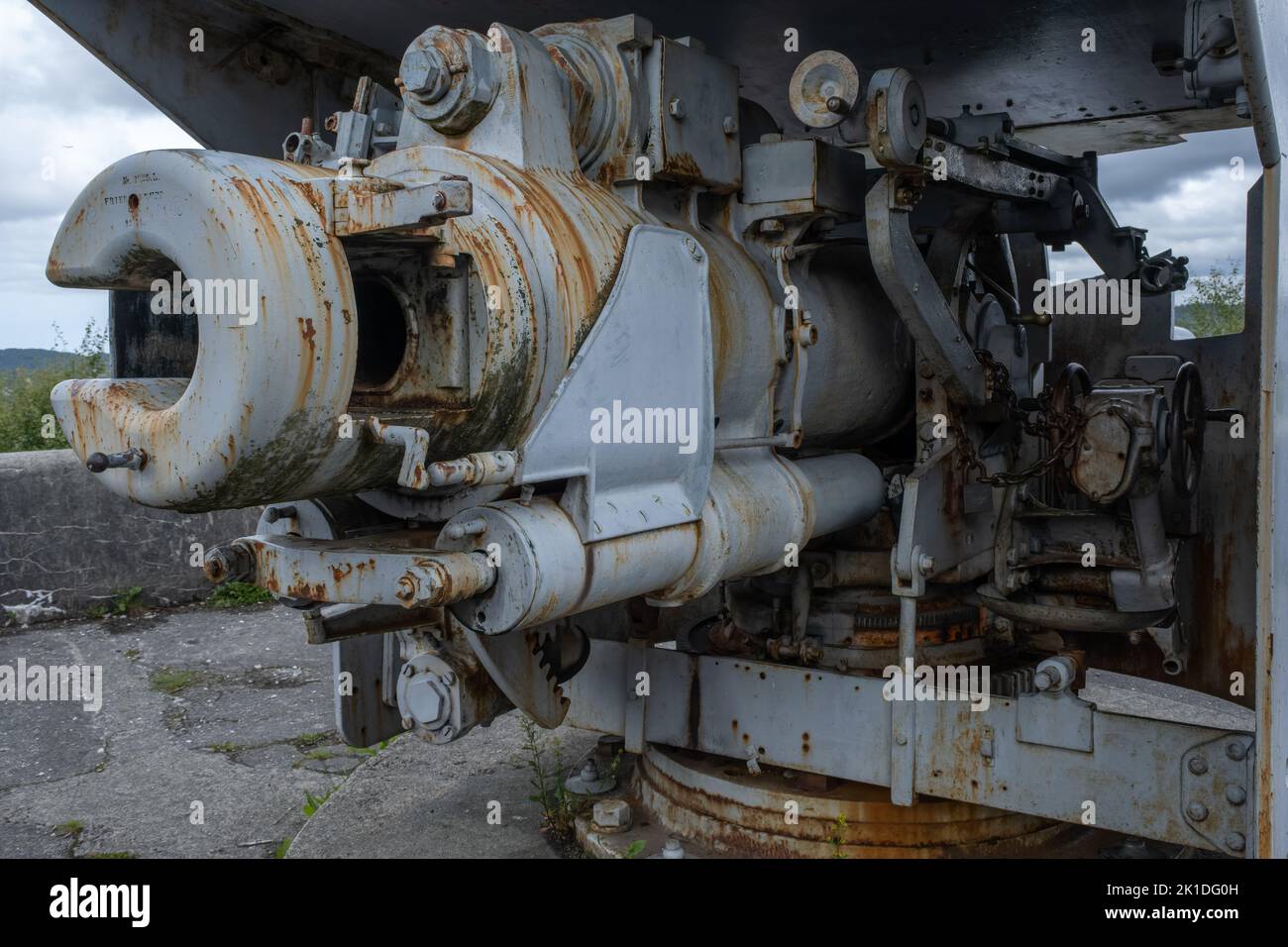 Bergen, Norvège - 15 juin 2022: Le fort côtier de Kvarven est un fort côtier allemand de la Seconde Guerre mondiale, situé stratégiquement par le canal de navigation principal o Banque D'Images