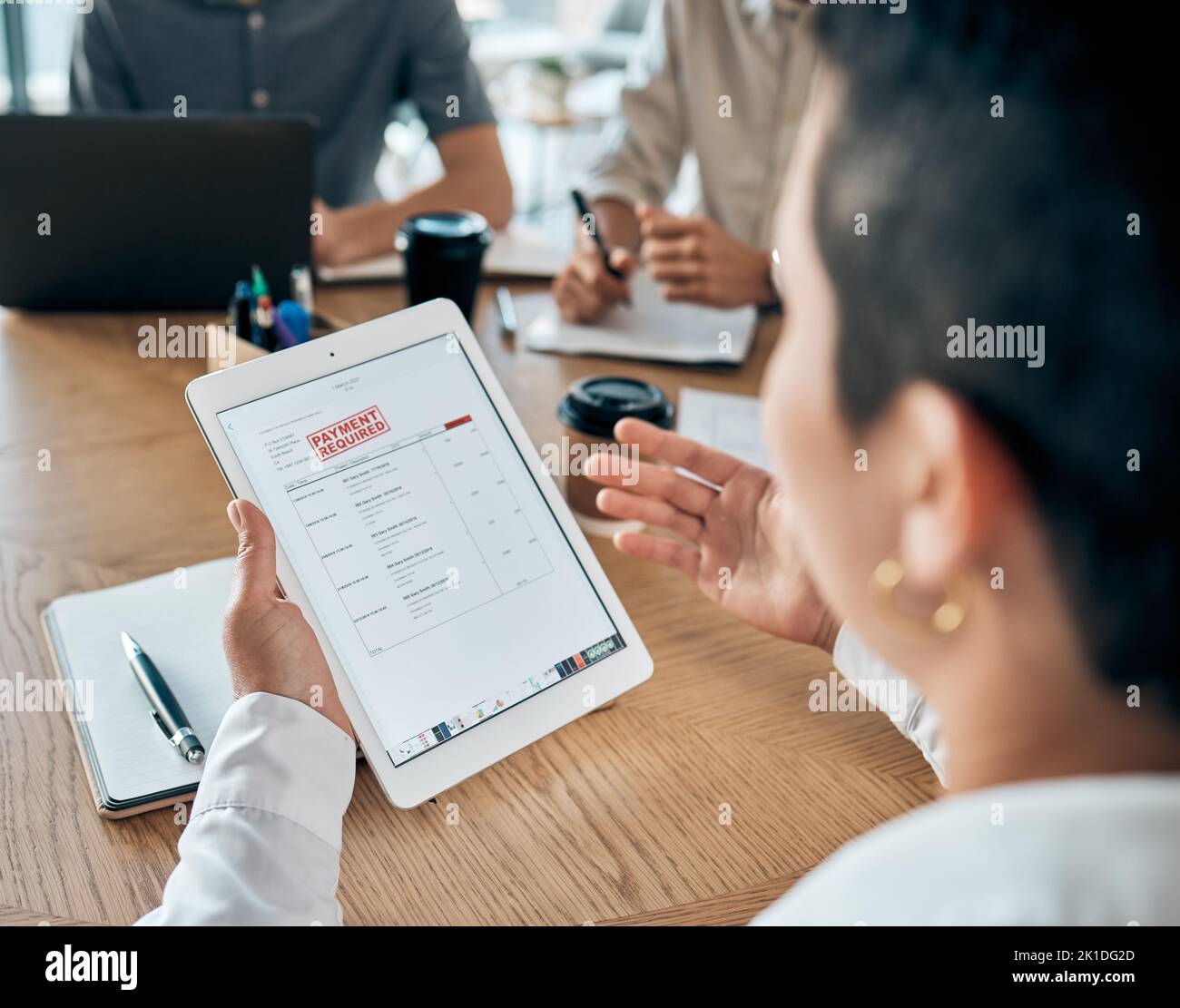 Mains d'une femme d'affaires avec tablette, dette ou retard de paiement dans une réunion. Prêt bancaire, facture de taxe ou négociation de la réduction de prix sur les marchandises, client ou Banque D'Images