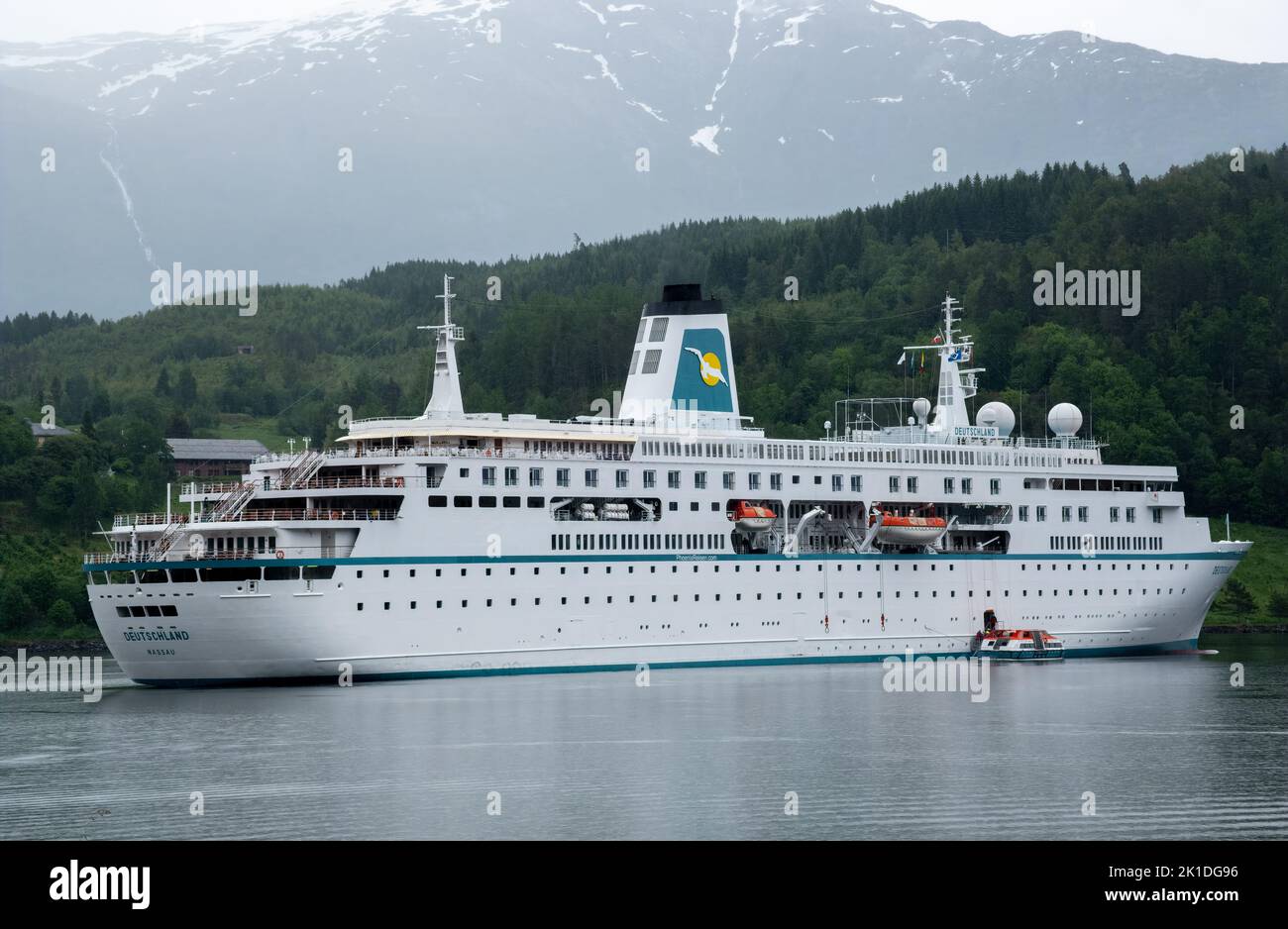 Ulvik, Norvège - 17 juin 2022 : un bateau de croisière Phoenix Reisen en difficulté pour évacuer les passagers avec de petits bateaux jusqu'à la rive. Jour de pluie. Mise au point sélective Banque D'Images