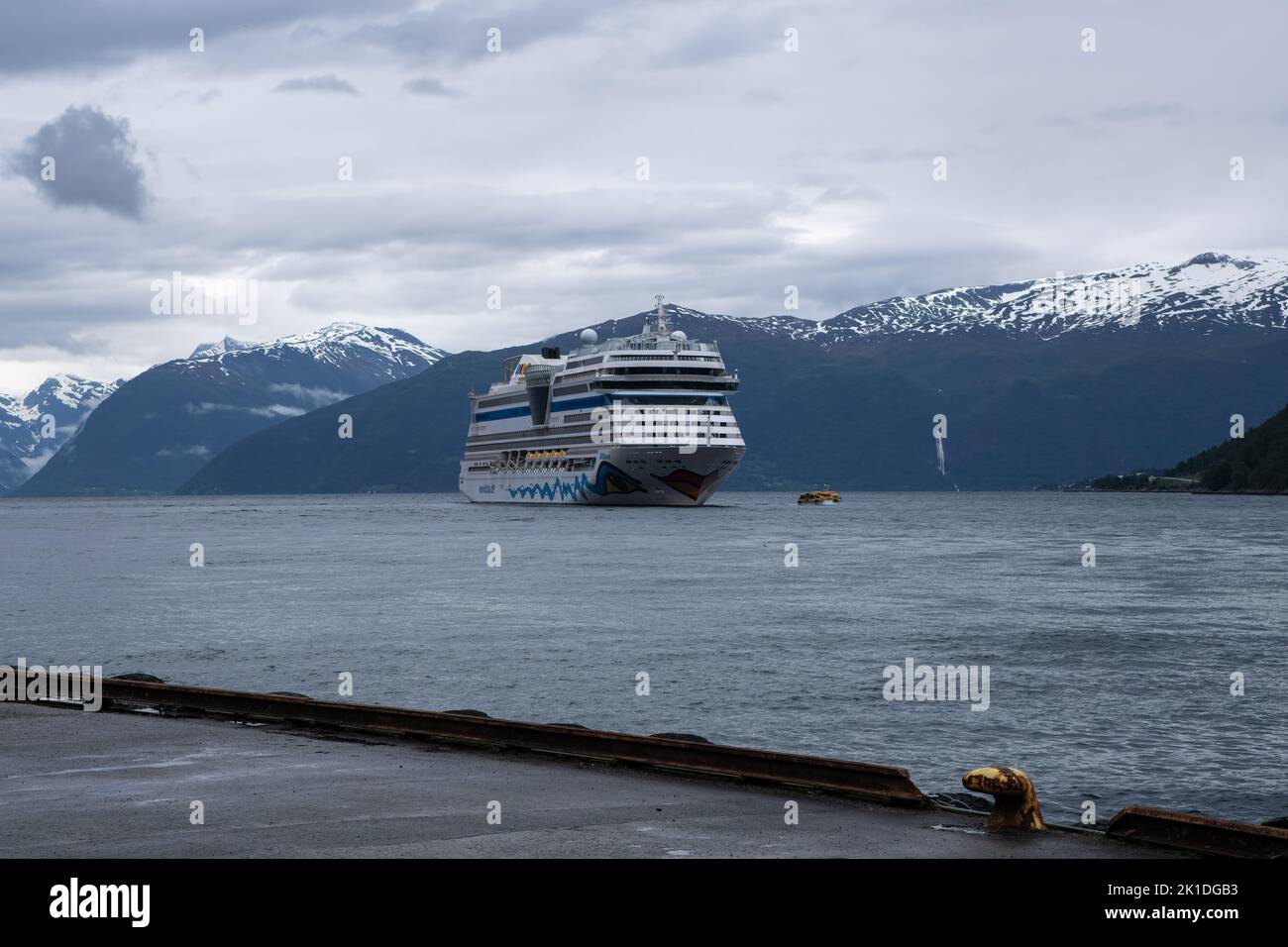 Vikoyri, Norvège - 19 juin 2022 : un bateau de croisière Aidamar en difficulté pour évacuer les passagers avec de petits bateaux jusqu'au rivage. Jour de pluie. Mise au point sélective Banque D'Images