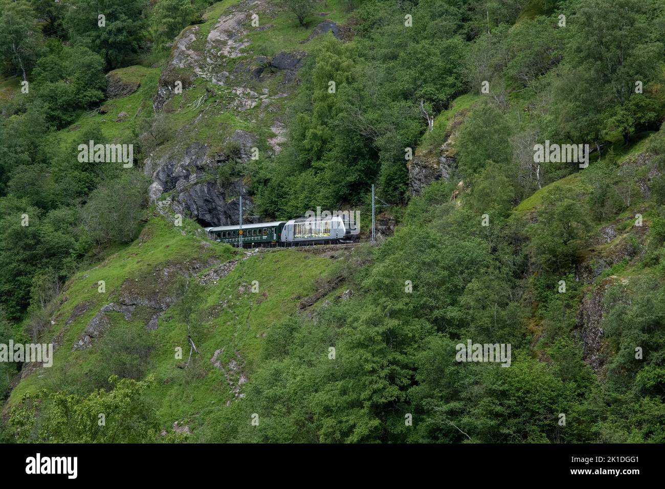 Flam, Norvège - 19 juin 2022: Flamsbana est une ligne de chemin de fer entre Myrdal et Flam dans la municipalité d'Aurland. Vestland. Il traverse la vallée de la FLA Banque D'Images