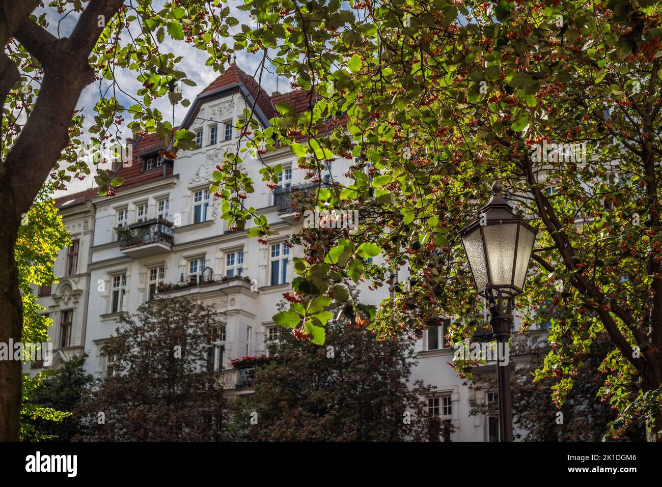 L'architecture de Wilhelmine vue à travers les arbres dans le quartier Berliner de Prenzlauer Berg pendant l'été 2022, Berlin, Allemagne, Europe Banque D'Images