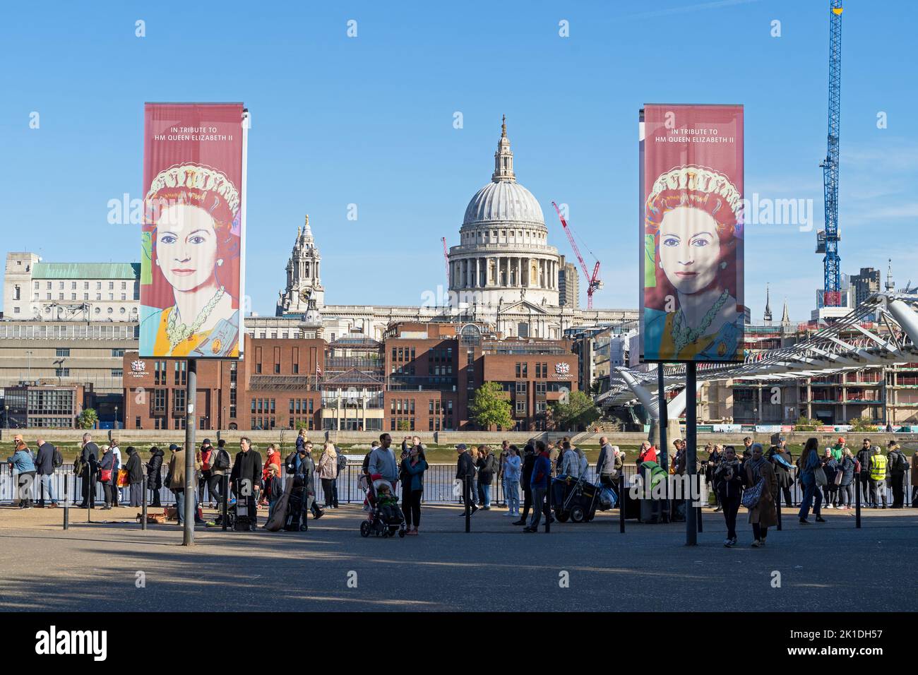 Faites la queue le long des rives de la Tamise, des gens qui attendent de payer leurs respects à la Reine couché dans l'État. Londres - 17th septembre 2022 Banque D'Images