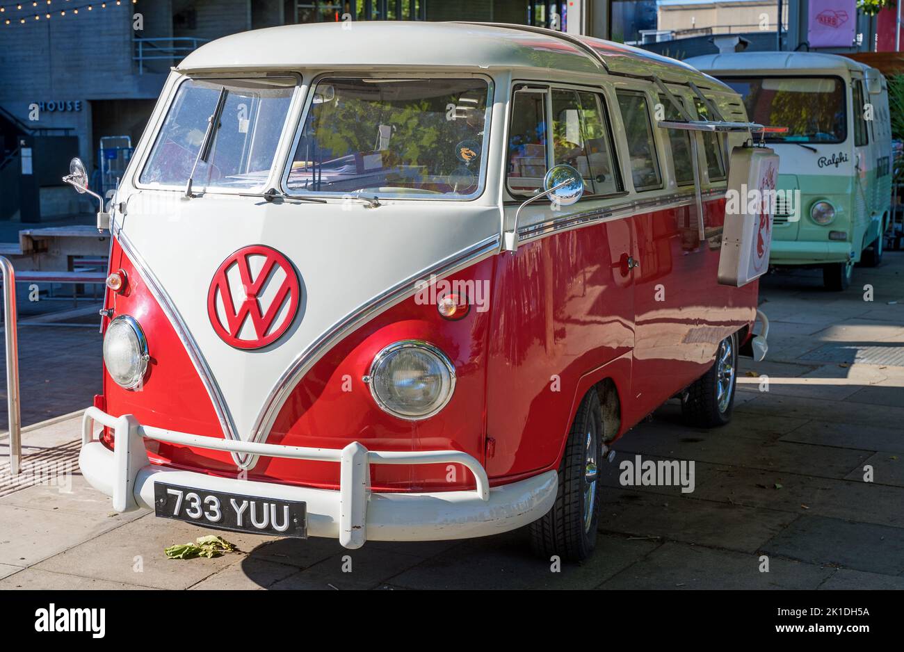 Fourgonnette Volkswagen Beatle rouge et blanc lors d'une journée ensoleillée à Londres Banque D'Images