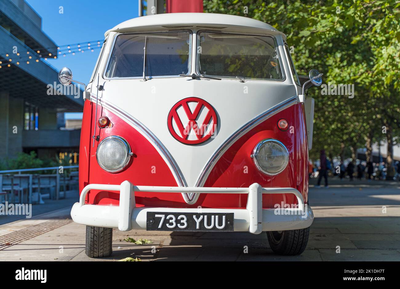 Fourgonnette Volkswagen Beatle rouge et blanc lors d'une journée ensoleillée à Londres Banque D'Images
