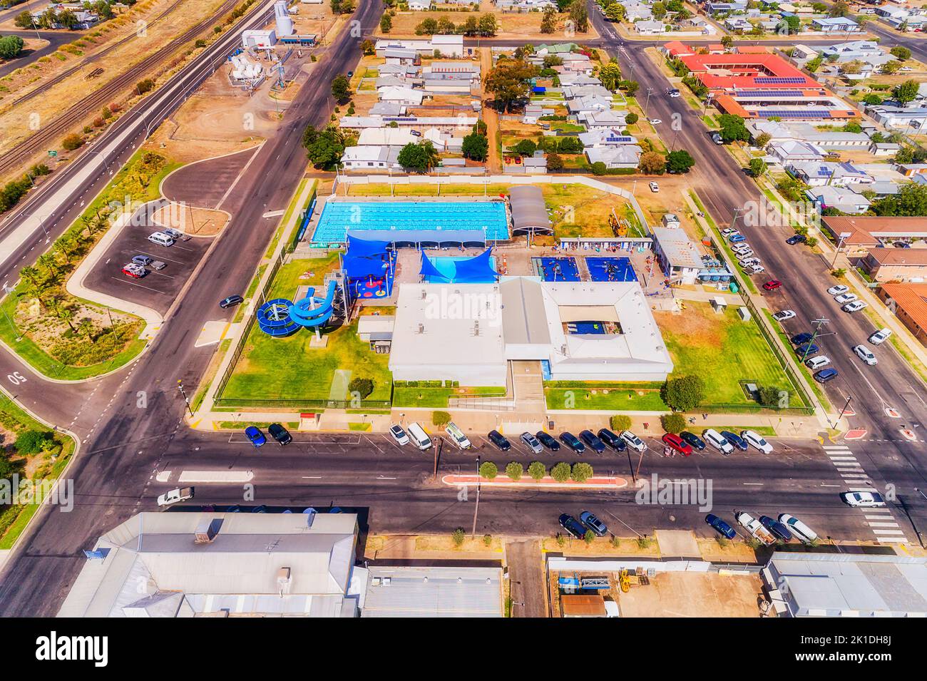 Ville rurale régionale de Moree dans le bassin artésien de l'Australie - vue aérienne sur le paysage urbain du complexe sportif local et des rues résidentielles. Banque D'Images