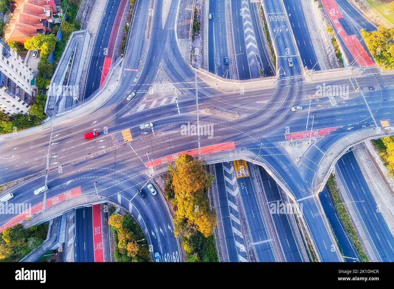Autoroute à voies multiples Warringah à Sydney North Sydney - vue aérienne en haut de l'intersection avec la rue Falcon et les feux de signalisation. Banque D'Images