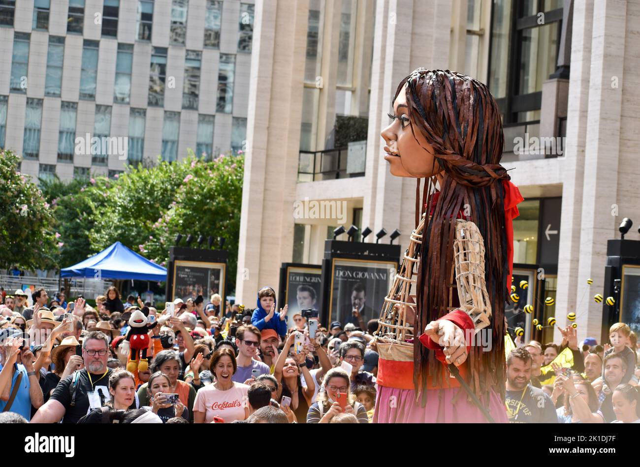 Une marionnette géante représentant une fille réfugiée syrienne appelée « Little Amal », marche sur Lincoln Center Plaza. Crédit : Ryan Rahman/Alay Live News. Banque D'Images