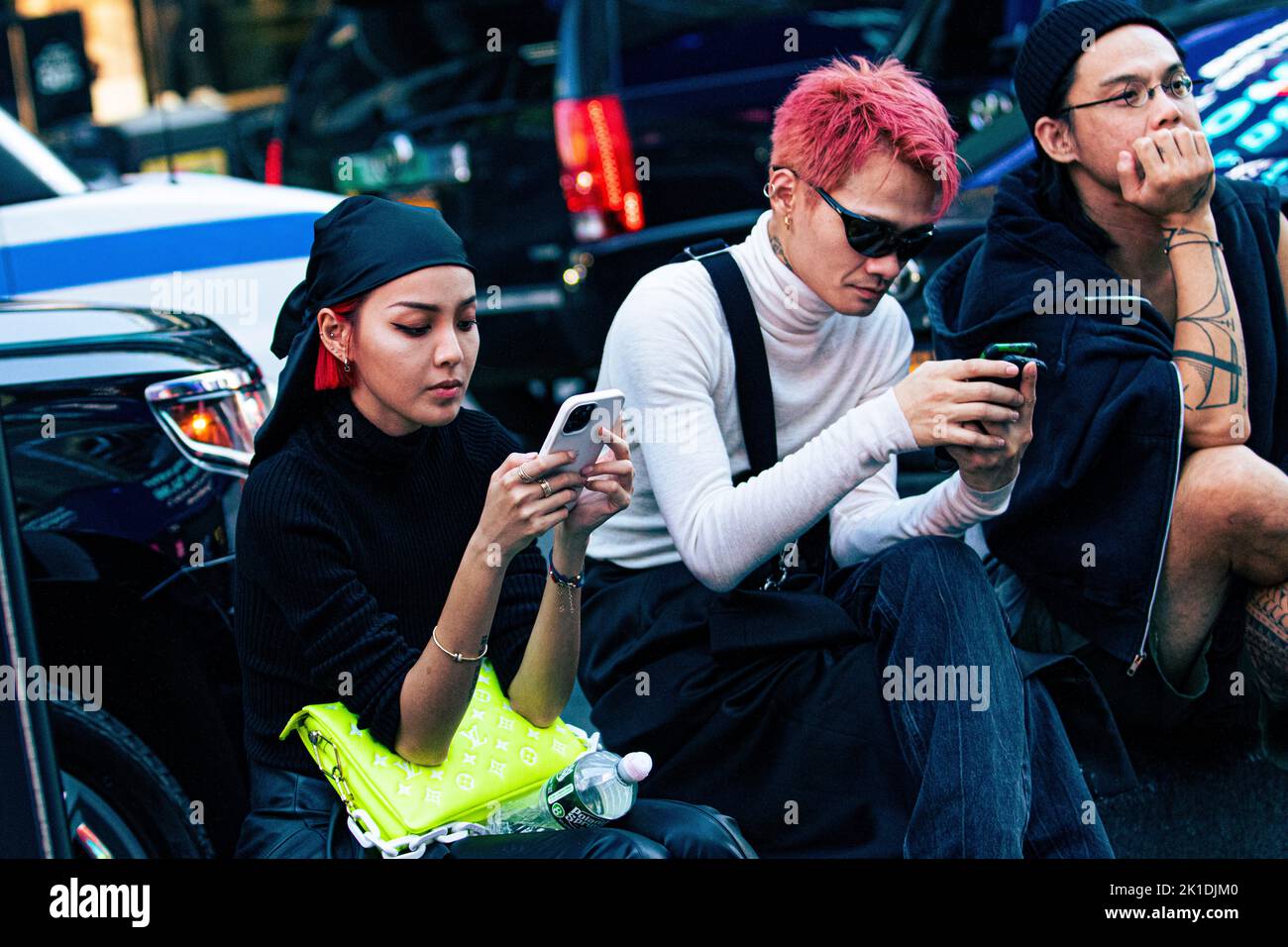 Jeunes adultes sur les téléphones portables Banque D'Images