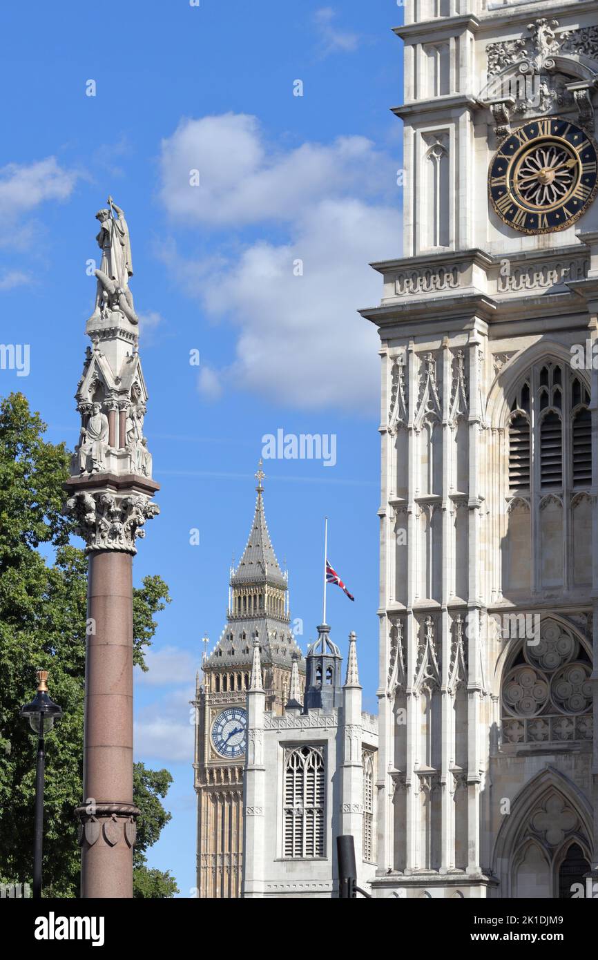 L'abbaye de Westminster, la Crimée et le mémorial indien de mutinerie avec drapeau de l'Union en Berne, la tour Elizabeth et Big Ben en arrière-plan à Londres, au Royaume-Uni Banque D'Images