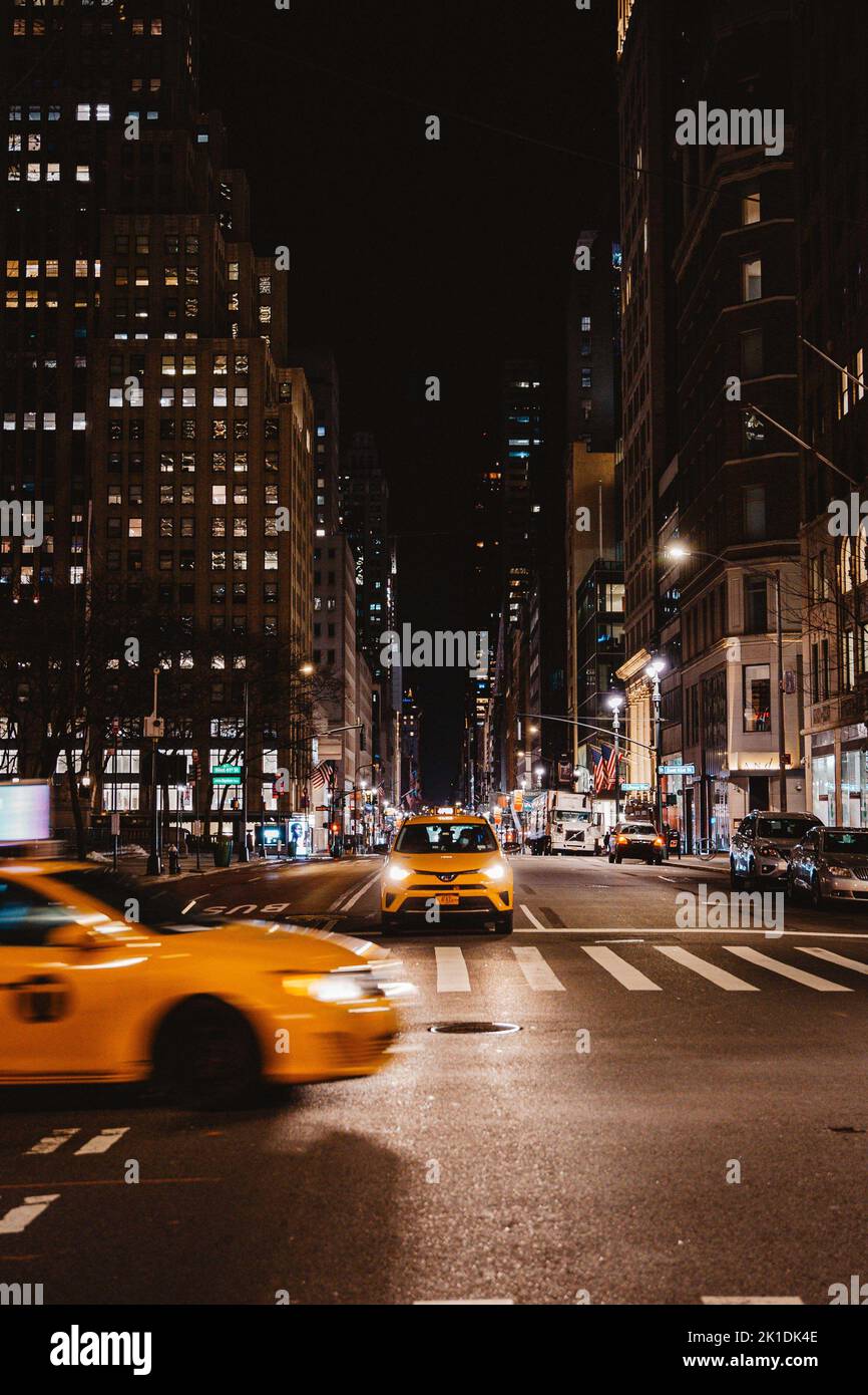 Une photo de rue verticale de taxis jaunes dans la circulation à New York Banque D'Images