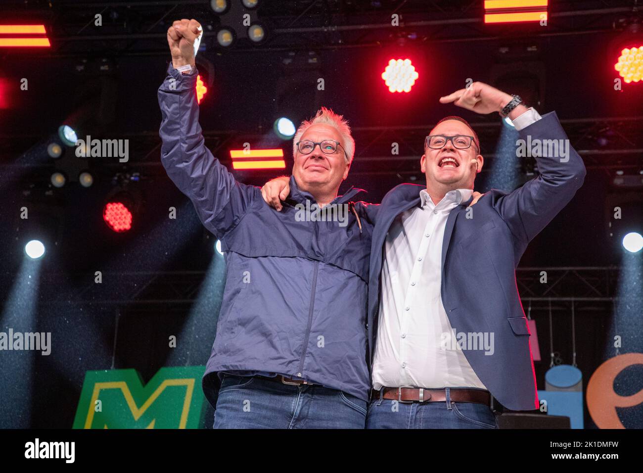 PVDA - Peter Mertens de PTB et PVDA - président de PTB Raoul Hedebouw photographié pendant l'événement de solidarité 'ManiFiesta' organisé par le parti d'extrême-gauche PVDA - PTB à Ostende, samedi 17 septembre 2022. BELGA PHOTO NICOLAS MATERLINCK Banque D'Images