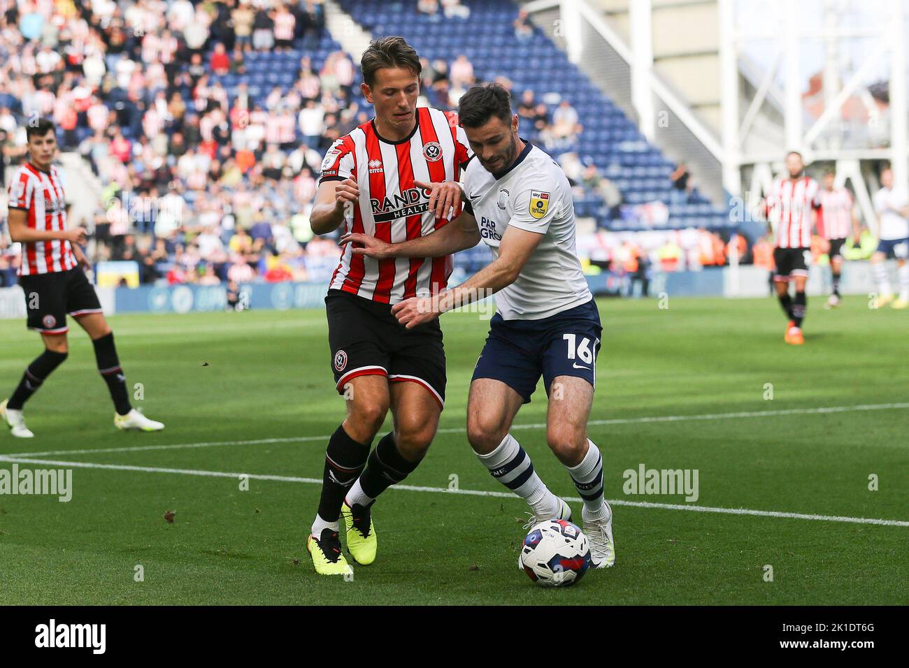 Preston, Royaume-Uni. 17th septembre 2022. Sander Berge, de Sheffield United (l), et Andrew Hughes, de Preston North End, se disputent le ballon . EFL Skybet Championship Match, Preston North End v Sheffield Utd au stade Deepdale de Preston le samedi 17th septembre 2022. Cette image ne peut être utilisée qu'à des fins éditoriales. Utilisation éditoriale uniquement, licence requise pour une utilisation commerciale. Aucune utilisation dans les Paris, les jeux ou les publications d'un seul club/ligue/joueur.pic par Chris Stading/Andrew Orchard sports Photography/Alamy Live News crédit: Andrew Orchard sports Photography/Alamy Live News Banque D'Images