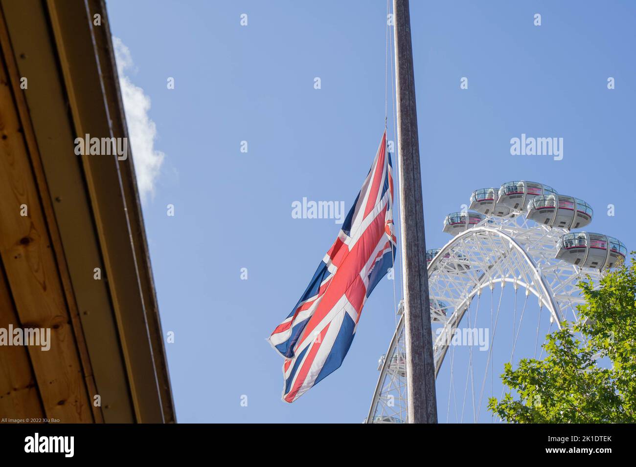 union jack en demi-mât en hommage à la reine de fin Banque D'Images